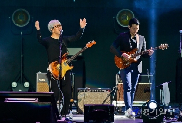 2020 인천 펜타포트 락 페스티벌 첫날인 16일 오후 행사장인 인천 송도 달빛축제공원에서 봄여름가을겨울 Reunion with 빛과소금이 열띤 공연을 하고 있다. 윤원규기자