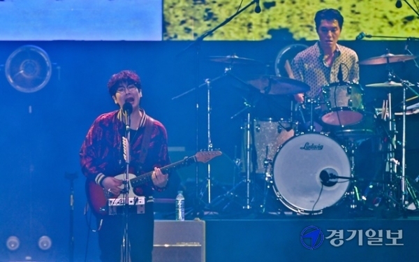 2020 인천 펜타포트 락 페스티벌 첫날인 16일 오후 행사장인 인천 송도 달빛축제공원에서 넬이 열띤 공연을 하고 있다. 윤원규기자