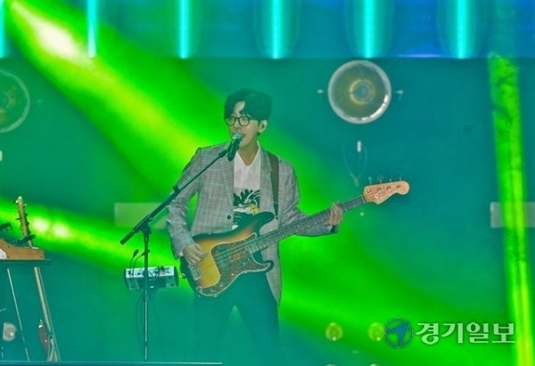 2020 인천 펜타포트 락 페스티벌 첫날인 16일 오후 행사장인 인천 송도 달빛축제공원에서 넬이 열띤 공연을 하고 있다. 윤원규기자