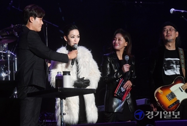 16일 오후 인천 송도달빛축제공원에서 열린  '2020 인천 펜타포트 락페스티벌' 에서 인기 밴드 '자우림'이 비대면 온라인으로 팬들과 소통하고 있다. 김시범 기자