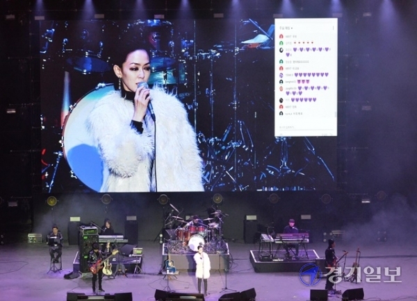 2020 인천 펜타포트 락 페스티벌 첫날인 16일 오후 행사장인 인천 송도 달빛축제공원에서 자우림밴드의 화려한 공연이 펼쳐지고 있다. 장용준 기자