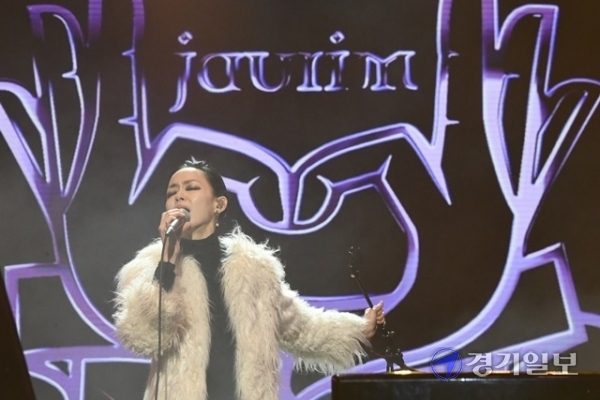 2020 인천 펜타포트 락 페스티벌 첫날인 16일 오후 행사장인 인천 송도 달빛축제공원에서 자우림이 열띤 공연을 하고 있다.조주현 기자