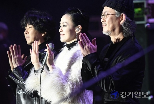 2020 인천 펜타포트 락 페스티벌 첫날인 16일 오후 행사장인 인천 송도 달빛축제공원에서 자우림이 열띤 공연을 하고 있다.조주현 기자