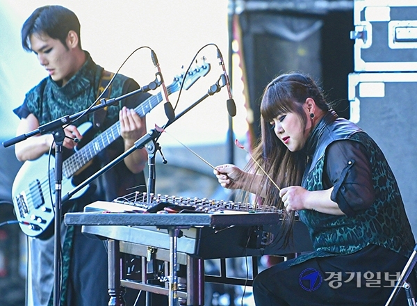 2020 인천 펜타포트 락 페스티벌 둘째날인 17일 오후 행사장인 인천 송도 달빛축제공원에서 동양고주파가 열띤 공연을 펼치고 있다.조주현기자