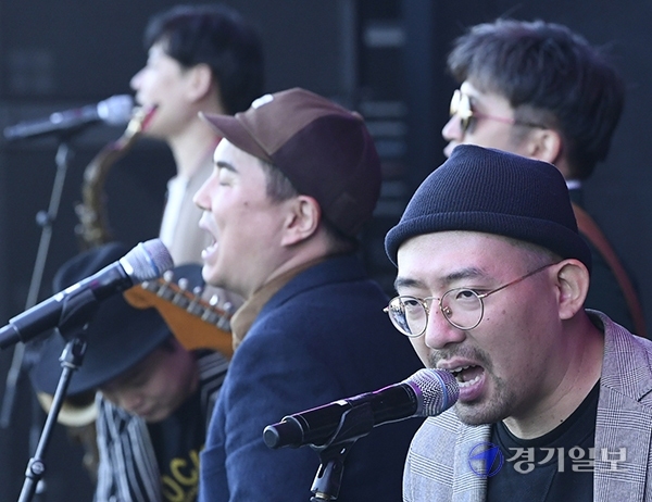 2020 인천 펜타포트 락 페스티벌 둘째날인 17일 오후 행사장인 인천 송도 달빛축제공원에서 킹스턴루디스카가 열띤 공연을 펼치고 있다.조주현기자