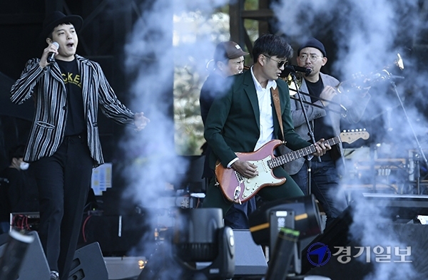 2020 인천 펜타포트 락 페스티벌 둘째날인 17일 오후 행사장인 인천 송도 달빛축제공원에서 킹스턴루디스카가 열띤 공연을 펼치고 있다.조주현기자