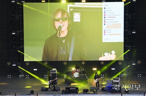 2020 인천 펜타포트 락 페스티벌 둘째날인 17일 오후 행사장인 인천 송도 달빛축제공원에서 갤럭시 익스프레스가 화끈한 락의 진수를 선 보이고 있다. 장용준기자