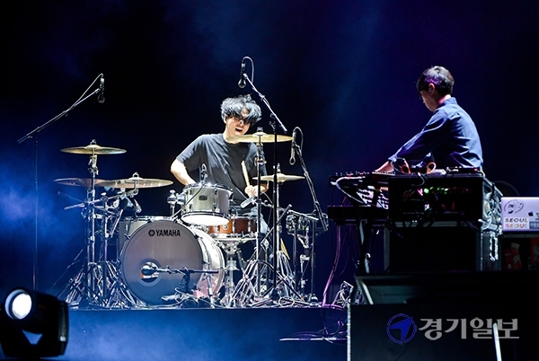 2020 인천 펜타포트 락 페스티벌 둘째날인 17일 오후 행사장인 인천 송도 달빛축제공원에서 '이디오테잎'이 열띤 공연을 펼치고 있다. 윤원규기자
