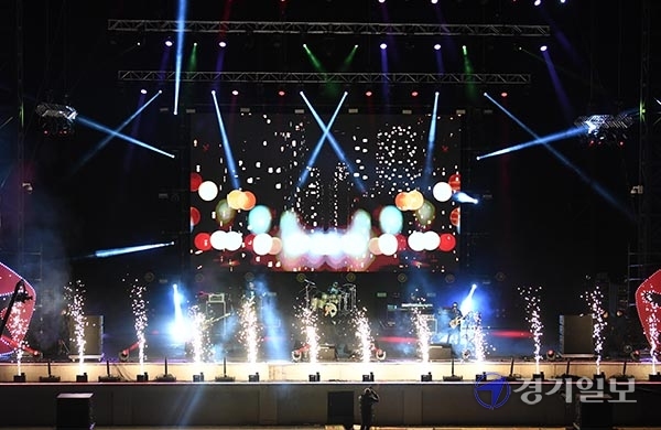 2020 인천 펜타포트 락 페스티벌 둘째날인 17일 오후 행사장인 인천 송도 달빛축제공원에서 부활이 화려한 공연을 펼치고 있다. 장용준기자