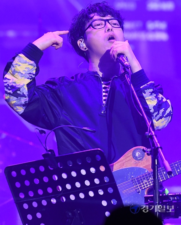 2020 인천 펜타포트 락 페스티벌 둘째날인 17일 오후 행사장인 인천 송도 달빛축제공원에서 국카스텐이 열띤 공연을 펼치고 있다.조주현기자