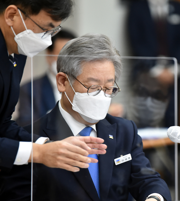 ▲ 19일 오전 경기도청에서 열린 국회 행정안전위원회의 경기도에 대한 국정감사에서 이재명 경기도지사가 자료를 살펴보고 있다. 사진공동취재단
