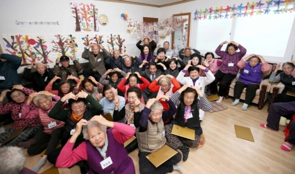 경로당 어르신 평생학습 수료증 전달<br>
