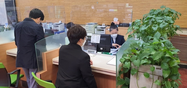 ▲ 안산-한양대 에리카 캠퍼스 유지석 총 학생회장이 서명운동 자료를 민원실에 접수하고 있다