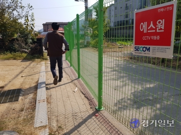 수십 년간 관습도로로 상용됐던 용인 수지구 고기동 106번지 일대에 최근 길이 50m, 높이 2m 규모의 펜스가 설치돼 지역 주민들이 통행에 불편을 겪고 있다. 김승수기자