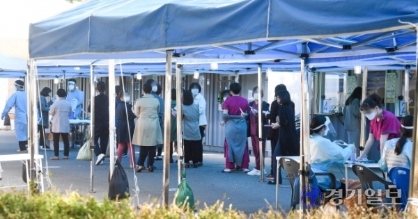 인천을 비롯한 수도권지역의 요양병원에 대한 코로나19 전수검사를 시작한 19일 오전  계양구 선별진료소에 검사를 받는 요양기관 관계자들로 붐비고 있다. 장용준기자