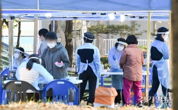 인천을 비롯한 수도권지역의 요양병원에 대한 코로나19 전수검사를 시작한 19일 오전  계양구 선별진료소에 검사를 받는 요양기관 관계자들로 붐비고 있다. 장용준기자