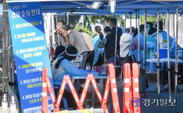 인천을 비롯한 수도권지역의 요양병원에 대한 코로나19 전수검사를 시작한 19일 오전  계양구 선별진료소에 검사를 받는 요양기관 관계자들로 붐비고 있다. 장용준기자