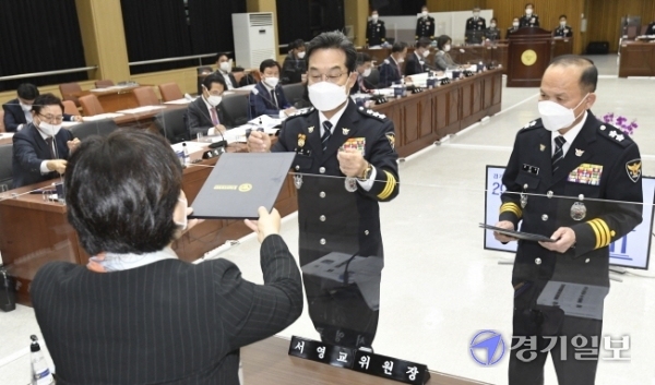 19일 오후 수원시 장안구 경기남부지방경찰청에서 열린 경기남부지방경찰청, 경기북부지방경찰청에 대한 국회 행정안전위원회 국정감사에서 최해영 경기남부지방경찰청장과 이문수 경기북부지방경찰청장이 참석하고 있다. 조주현기자