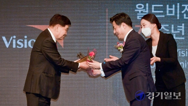 19일 오후 ‘월드비전 창립 70주년 기념식’이 열린 서울 용산구 백범김구기념관에서 신항철 경기일보 대표이사 회장(왼쪽)이 박노훈 월드비전 이사장으로부터 ‘월드비전 이사장상’을 받고 있다. 윤원규기자