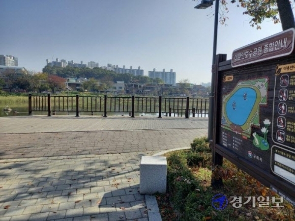 구리시청 정문 맞은편에 위치한 이문안 호수공원이 별도의 화장실이 없어 이용객들이 불편을 호소하고 있다. 김동수기자