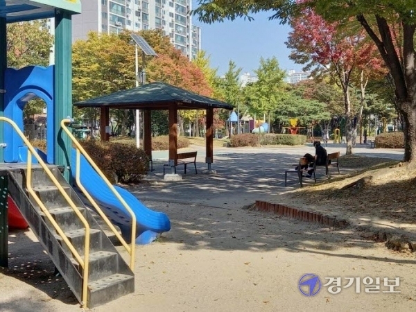 구리 인창도서관 옆 어린이 공원(늘푸른 근린공원)이 관리 부실로 놀이기구가 일부 녹슬고 화단이 훼손돼 방치되고 있다. 김동수기자