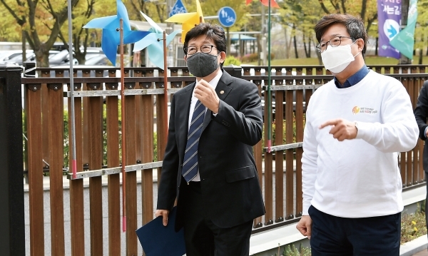 지난 4월 염태영 수원시장이 수원시 기후변화체험관을 방문한 조명래 환경부장관(왼쪽)에게 설명하고 있다.