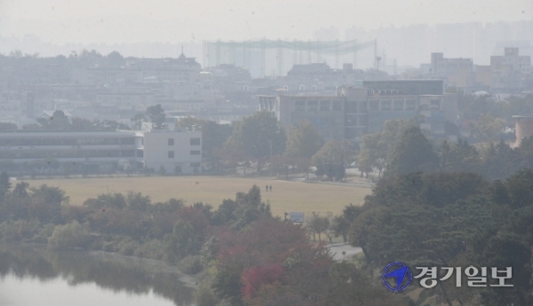 경기도 등 수도권 초미세먼지 농도가 110일 만에 ‘나쁨’을 기록한 20일 오전 수원 서호저수지 일대가 뿌옇게 흐려 있다. 수도권기상청은 초미세먼지 나쁨 수준이 21일 오전까지 지속될 것이라고 예보했다. 김시범기자