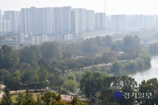 경기도 등 수도권 초미세먼지 농도가 110일 만에 ‘나쁨’을 기록한 20일 오전 수원 서호저수지 일대가 뿌옇게 흐려 있다. 수도권기상청은 초미세먼지 나쁨 수준이 21일 오전까지 지속될 것이라고 예보했다. 김시범기자