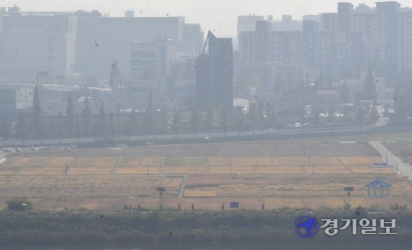 경기도 등 수도권 초미세먼지 농도가 110일 만에 ‘나쁨’을 기록한 20일 오전 수원 서호저수지 일대가 뿌옇게 흐려 있다. 수도권기상청은 초미세먼지 나쁨 수준이 21일 오전까지 지속될 것이라고 예보했다. 김시범기자