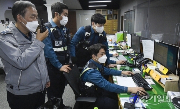 경찰의 날을 하루 앞둔 20일 새벽 수원시 팔달구 매산지구대에서 경찰관들이 취객 난동 신고를 접수받고 있다.조주현기자