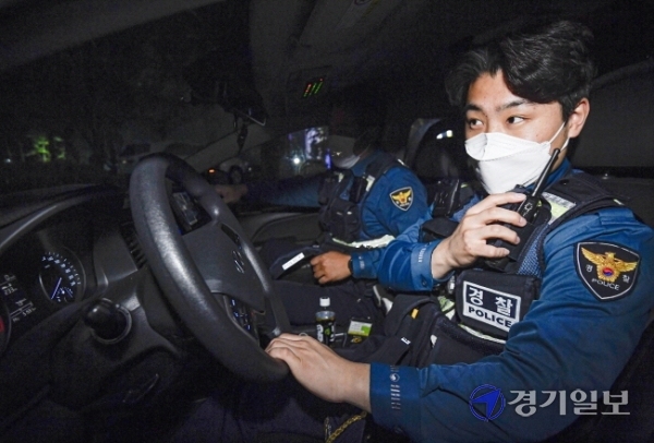 경찰의 날을 하루 앞둔 20일 새벽 매산지구대 순찰3팀이 출동하고 있다.조주현기자<br>