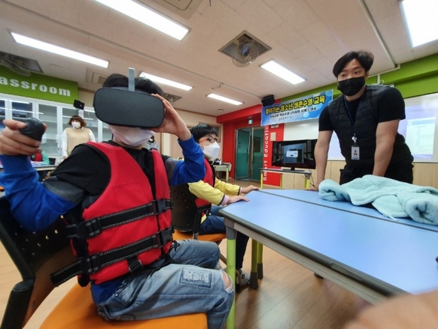 인천시설공단 청소년수련관은 21일 남동구에 있는 인천장수초등학교에서 학생을 대상으로 가상체험(VR)을 통한 ‘찾아가는 생존수영 프로그램’을 했다. 인천시설공단 제공