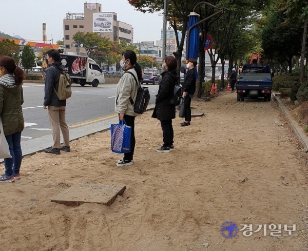 의왕시 왕곡동에서 국도 1호선 보행환경개선공사가 진행되는 가운데, 시공사가 임시 보행자도로를 설치하지 않아 주민들이 불편을 겪고 있다. 임진흥기자