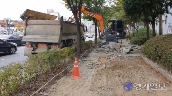의왕시 왕곡동에서 국도 1호선 보행환경개선공사가 진행되는 가운데, 시공사가 임시 보행자도로를 설치하지 않아 주민들이 불편을 겪고 있다. 임진흥기자