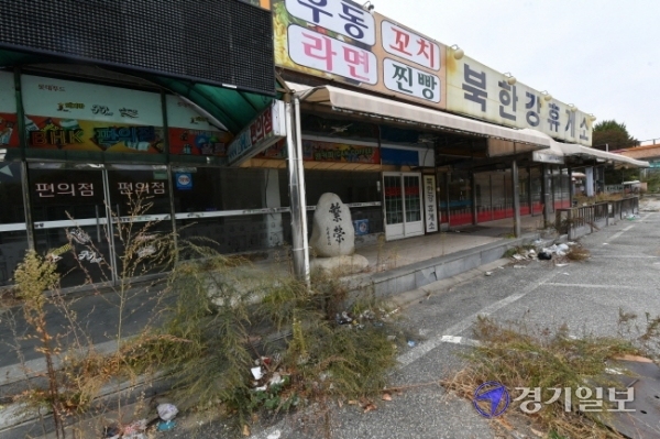 이용객 감소 등으로 폐업된 경기지역 국도변 휴게소들이 길게는 10년 이상 흉물로 방치되고 있다. 사진은 폐허로 변한 채 방치되고 있는 남양주시 경춘로 북한강 휴게소. 김시범기자