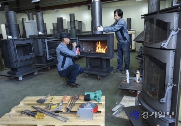 겨울철을 앞두고 난방용품 수요가 급증하는 가운데 21일 오후 화성시 안녕동 소재 한 벽난로 제작업체에서 직원들이 주문된 벽난로를 제작, 검수하느라 분주한 모습을 보이고 있다. 조주현기자