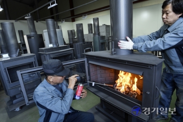 겨울철을 앞두고 난방용품 수요가 급증하는 가운데 21일 오후 화성시 안녕동 소재 한 벽난로 제작업체에서 직원들이 주문된 벽난로를 제작, 검수하느라 분주한 모습을 보이고 있다. 조주현기자