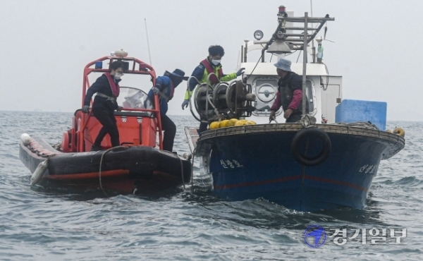 21일 오전 경기만 일대에서 경기도와 화성시 어업감독공무원들이 불법어업 행위를 단속하고 있다.조주현기자