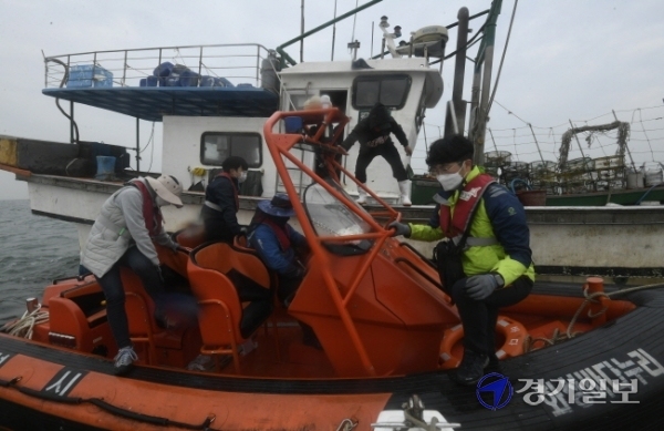 21일 오전 경기만 일대에서 경기도와 화성시 어업감독공무원들이 불법어업 행위를 단속하고 있다.조주현기자