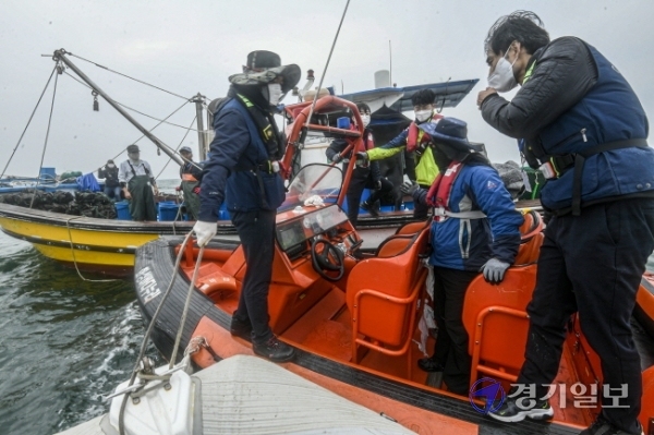 21일 오전 경기만 일대에서 경기도와 화성시 어업감독공무원들이 불법어업 행위를 단속하고 있다.조주현기자