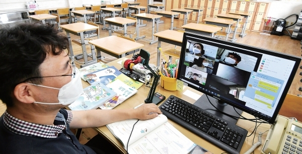 수원 영화초등학교 5학년 교실에서 담임교사가 원격수업을 진행하는 모습. 경기일보 DB