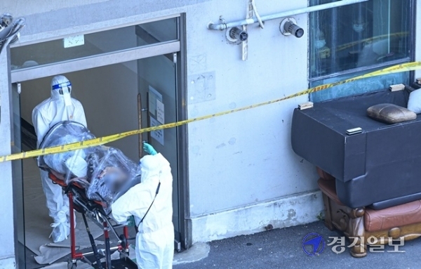 코로나19 확진자 35명이 발생해 동일 집단 격리 조치된 남양주 오납읍의 한 요양원에서 23일 오후 구급대원들이 확진자를 이송하고 있다. 조주현 기자