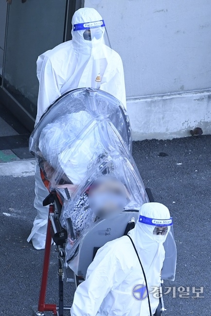 코로나19 확진자 35명이 발생해 동일 집단 격리 조치된 남양주 오납읍의 한 요양원에서 23일 오후 구급대원들이 확진자를 이송하고 있다. 조주현 기자