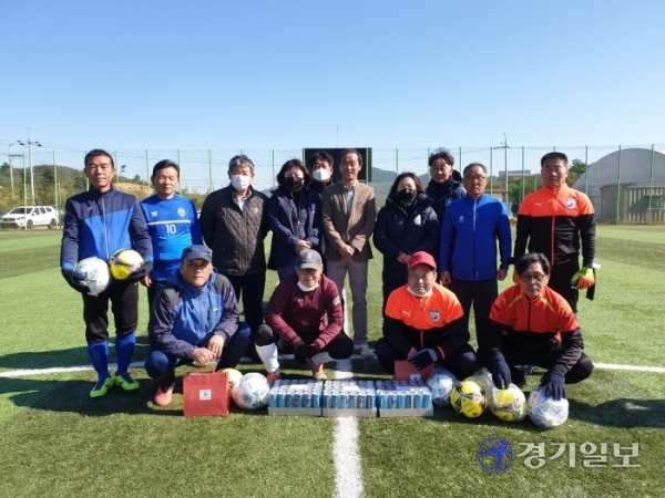 백낙인 축구협회장이 삼죽구장에서 열린 60대 실버 친선 축구대회를 격려했다. -사진 박석원-