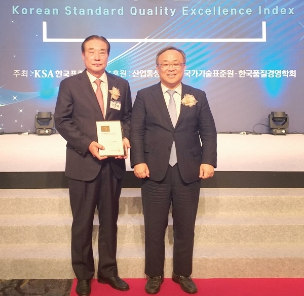 지난 23일 열린 ‘2020 한국품질만족지수(KS-QEI)’ 시상식에 참석한 이창묵 회장이 기념촬영을 하고 있다. 홍성이엔지 제공