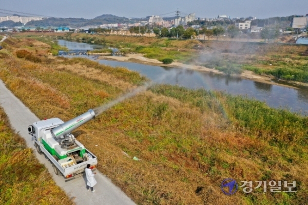 26일 오후 안성시 대덕면 한천 일대에서 시 축산과 방역팀원들이 조류인플루엔자(AI) 방역활동을 벌이고 있다. 최근 충남 천안시 철새의 분변에서 고병원성 조류인플루엔자(AI) 병원균이 검출되면서 경기도가 도내 철새도래지와 산란계·가금류 농가를 중심으로 차단 방역에 총력을 기울이고 있다. 윤원규기자
