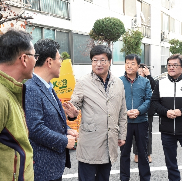 염태영 수원시장이 다둥이가족의 휴먼주택 입주 현장을 방문했다.