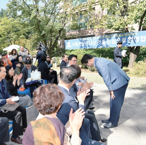 지난해 수원시와 용인시간 경계조정으로 수원시에 편입된 공동주택단지 주민들이 염태영 시장을 초청해 축하행사를 열었다.