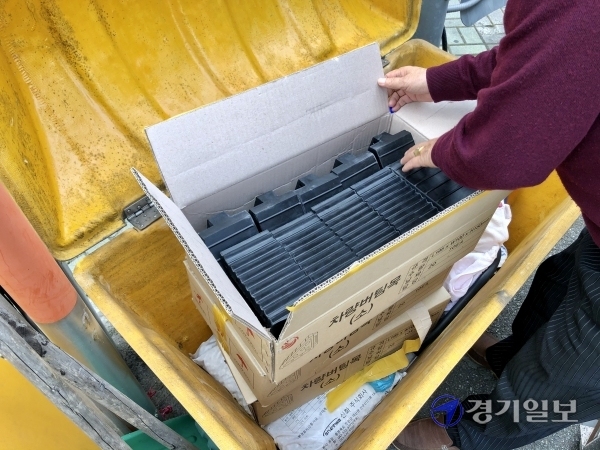 27일 성남시 분당구에 위치한 운중동공영주차장은 이달 초 고임목이 비치됐지만, 2주가 넘도록 아무도 사용하지 않고 있다. 장희준기자