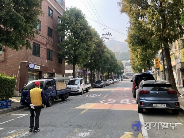 27일 안양시 만안구의 문예노상공영주차장이 주차장법 개정안 시행에도 고임목 등 미끄럼 방지 시설을 설치하지 않은 상태로 나타났다. 장희준기자
